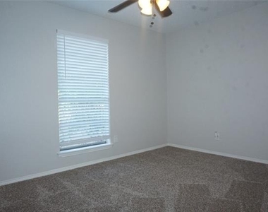 4704 Aspen Way - Photo Thumbnail 7