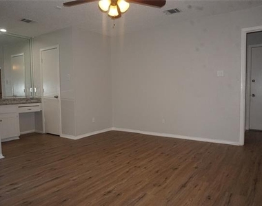 4704 Aspen Way - Photo Thumbnail 5