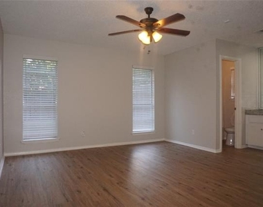 4704 Aspen Way - Photo Thumbnail 4