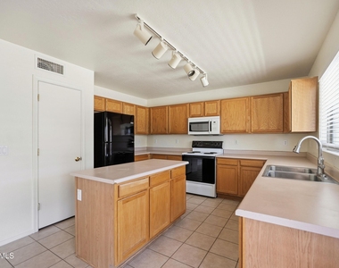 6107 N 135th Drive - Photo Thumbnail 7