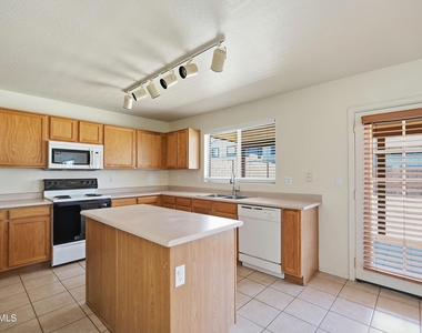 6107 N 135th Drive - Photo Thumbnail 8