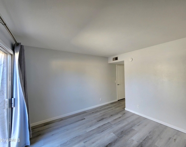1168 E Cochise Drive - Photo Thumbnail 15