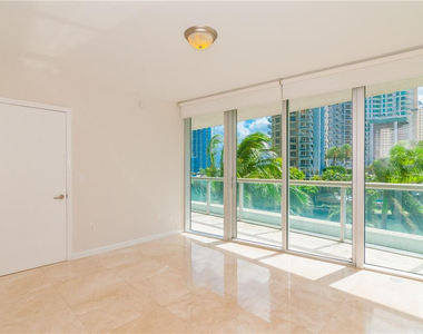 465 Brickell Avenue - Photo Thumbnail 4