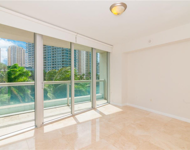 465 Brickell Avenue - Photo Thumbnail 3