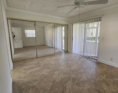 211 E Saxony Lane - Photo Thumbnail 9