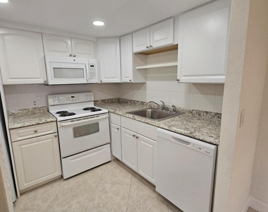 211 E Saxony Lane - Photo Thumbnail 4
