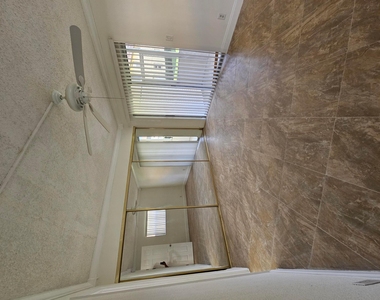 211 E Saxony Lane - Photo Thumbnail 12