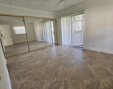 211 E Saxony Lane - Photo Thumbnail 7