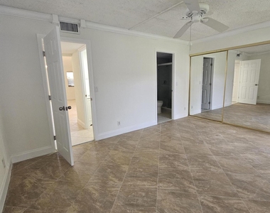 211 E Saxony Lane - Photo Thumbnail 8