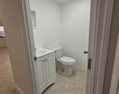 211 E Saxony Lane - Photo Thumbnail 6
