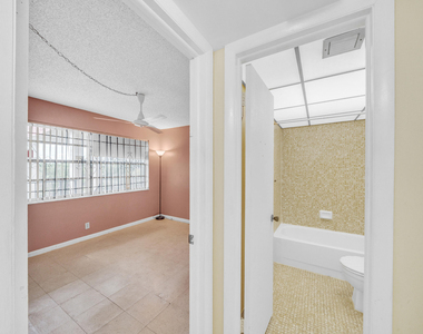 3070 Nw 48th Terrace - Photo Thumbnail 17