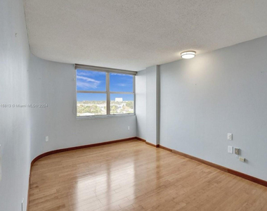 11930 N Bayshore Drive - Photo Thumbnail 10