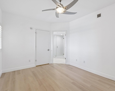 2650 Lake Shore Drive - Photo Thumbnail 9