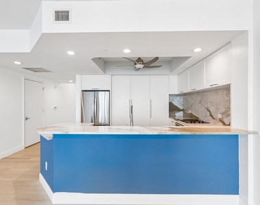 2650 Lake Shore Drive - Photo Thumbnail 4