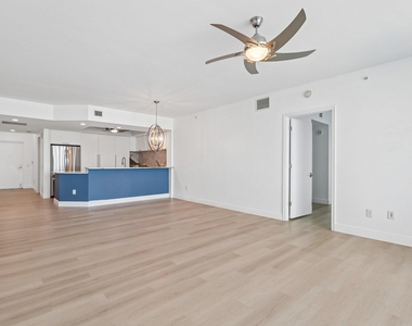 2650 Lake Shore Drive - Photo Thumbnail 3