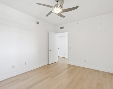 2650 Lake Shore Drive - Photo Thumbnail 10
