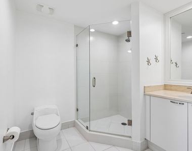 2650 Lake Shore Drive - Photo Thumbnail 13