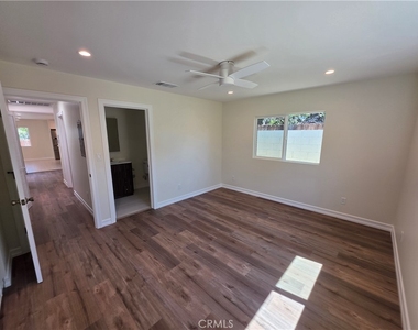 10849 N Swinton Avenue - Photo Thumbnail 12