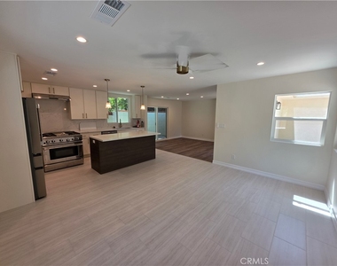 10849 N Swinton Avenue - Photo Thumbnail 3