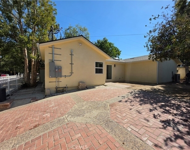 10849 N Swinton Avenue - Photo Thumbnail 2