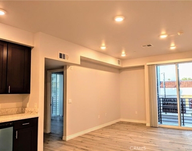 7343 Reseda Boulevard - Photo Thumbnail 1