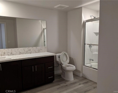 7343 Reseda Boulevard - Photo Thumbnail 3