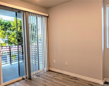 7343 Reseda Boulevard - Photo Thumbnail 4