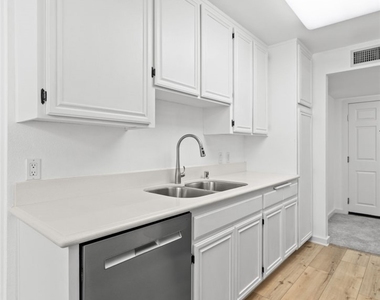 4501 Cedros - Photo Thumbnail 27