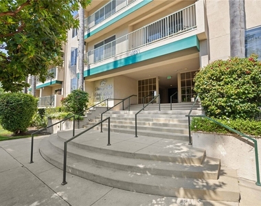 4501 Cedros - Photo Thumbnail 2