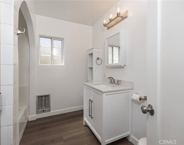 4213 Wilkinson Avenue - Photo Thumbnail 15