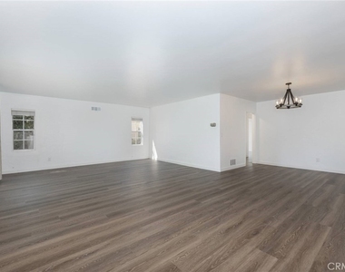 4213 Wilkinson Avenue - Photo Thumbnail 3