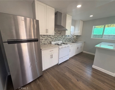 145 W 118th Place - Photo Thumbnail 4