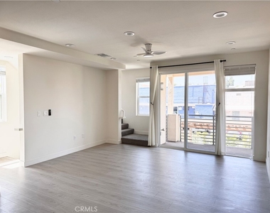 19 S Chapel Avenue - Photo Thumbnail 7