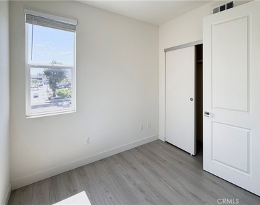 19 S Chapel Avenue - Photo Thumbnail 14