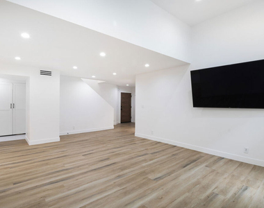 824 Westmount Drive - Photo Thumbnail 2