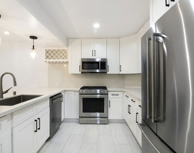 824 Westmount Drive - Photo Thumbnail 7