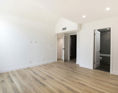 824 Westmount Drive - Photo Thumbnail 11