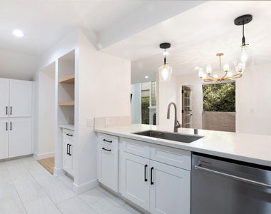 824 Westmount Drive - Photo Thumbnail 8
