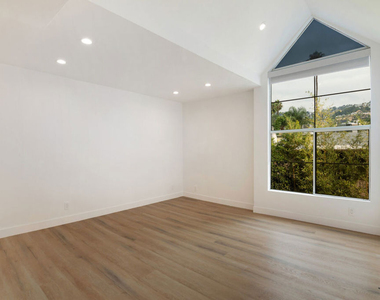824 Westmount Drive - Photo Thumbnail 10