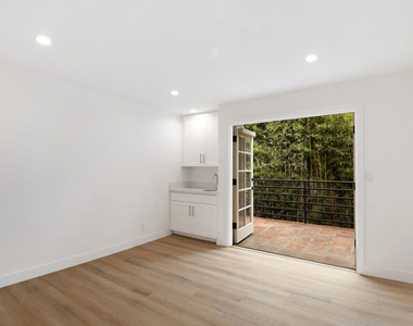 824 Westmount Drive - Photo Thumbnail 3