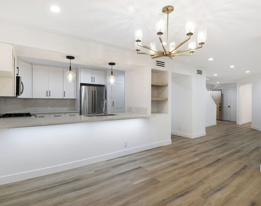 824 Westmount Drive - Photo Thumbnail 6