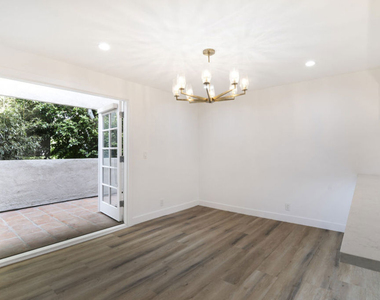 824 Westmount Drive - Photo Thumbnail 4