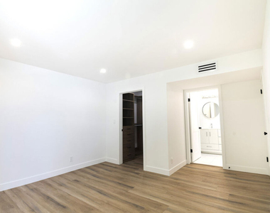 824 Westmount Drive - Photo Thumbnail 13