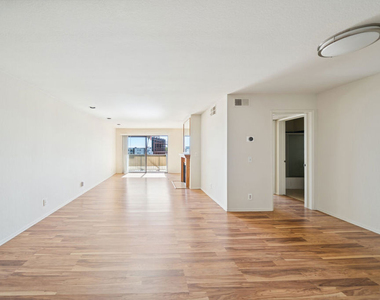 1519 N Martel Avenue - Photo Thumbnail 3