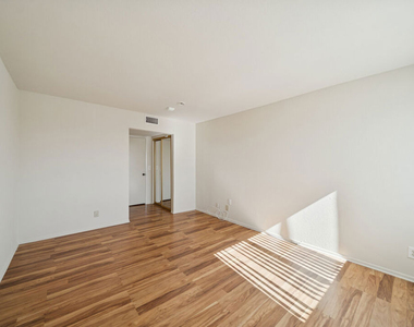 1519 N Martel Avenue - Photo Thumbnail 12