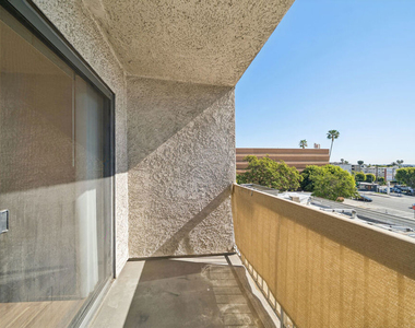 1519 N Martel Avenue - Photo Thumbnail 7