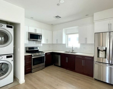 5230 Satsuma Avenue - Photo Thumbnail 7