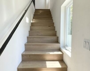 5230 Satsuma Avenue - Photo Thumbnail 3