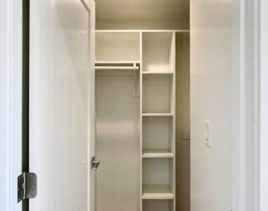 5230 Satsuma Avenue - Photo Thumbnail 17