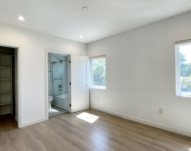5230 Satsuma Avenue - Photo Thumbnail 13